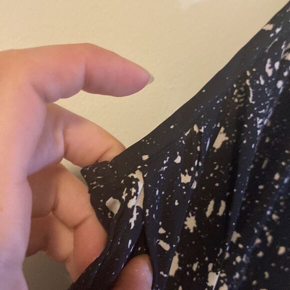 Vera Moda Jeans, Sleeveless Black & White Blouse w/Snaps Down the Front - Picture 5 of 9